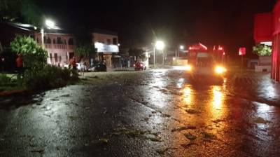 Árvore cai durante tempestade e causa acidente em Santo Ângelo