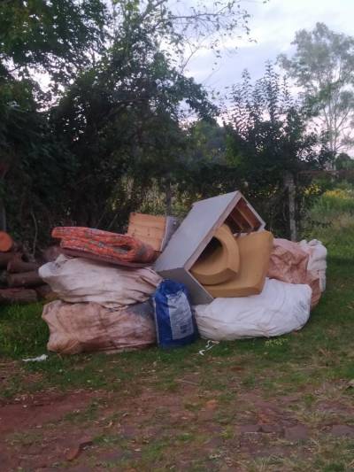 Moradora do bairro São Carlos denuncia acúmulo de lixo 
