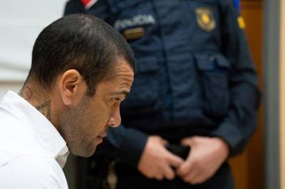 Daniel Alves é condenado a quatro anos e seis meses de prisão por agressão sexual