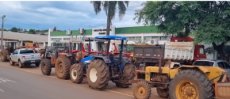 Agricultores de Panambi protestam em frente à prefeitura por melhorias nas estradas rurais