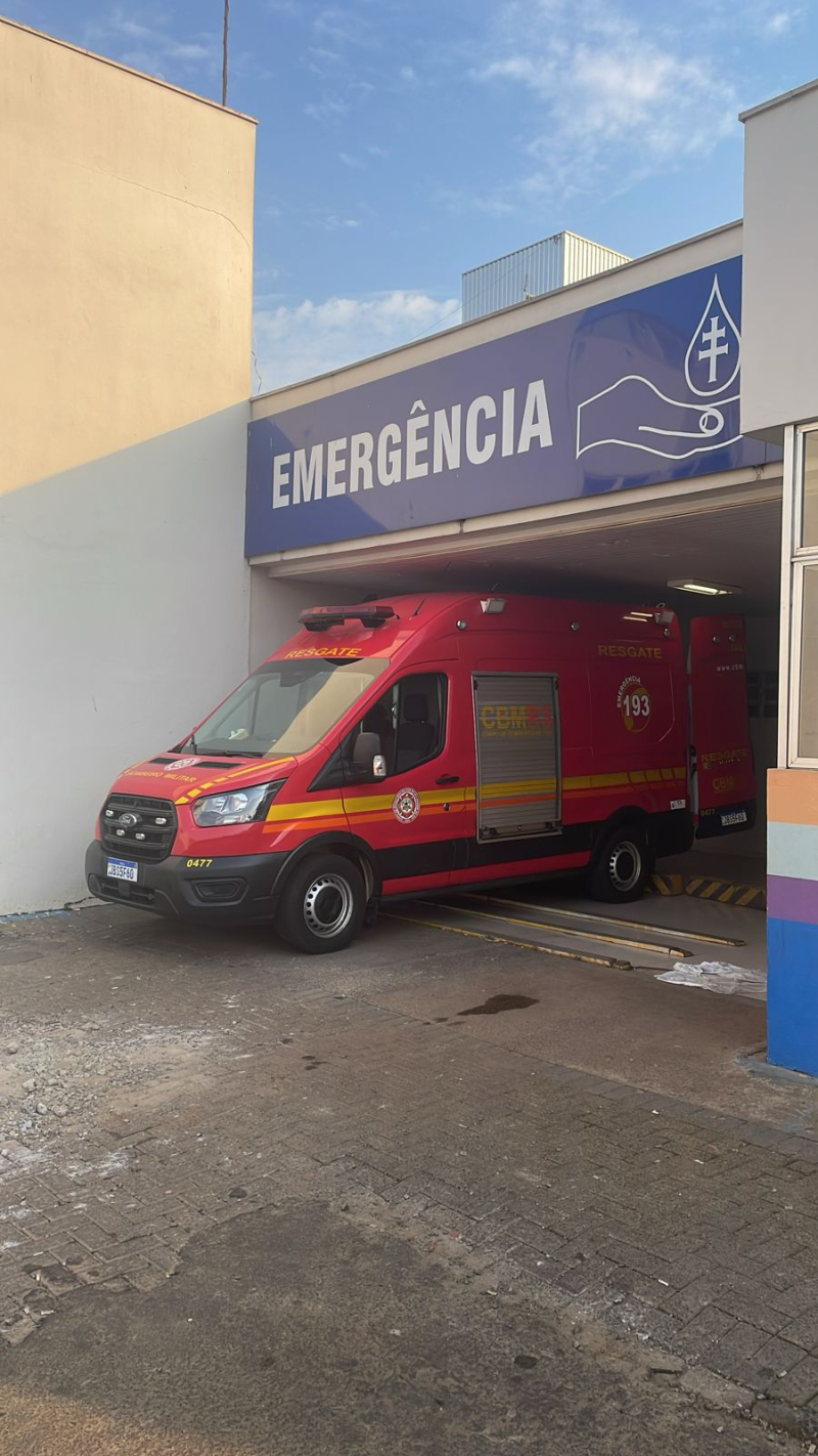 Motociclista fica ferido após queda ao colidir em cão na pista