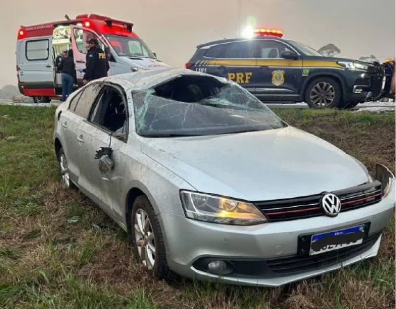 Tragédia na 158: uma pessoa morre e outra fica ferida em capotamento