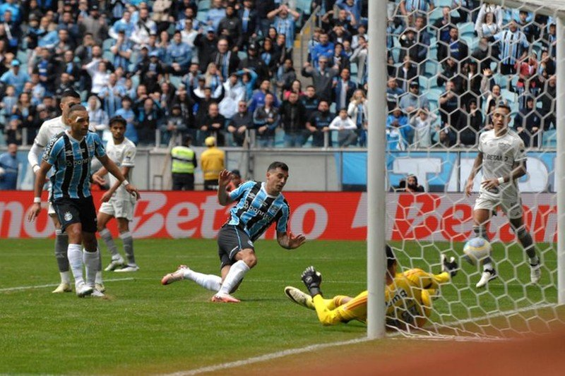 Grêmio leva virada nos acréscimos e perde para o Atlético