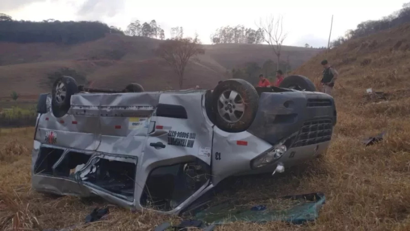 Van capota a caminho de velório e deixa dois mortos e 14 feridos