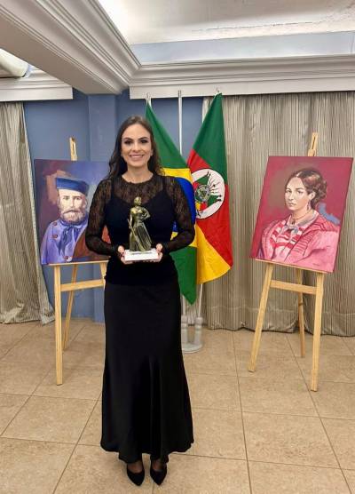 Professora da URI Santo Ângelo recebe troféu Anita Garibaldi