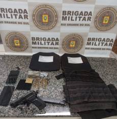 Brigada Militar apreende pistola 9mm de uso restrito e dois veículos usados por suspeitos de duplo homicídio em Santo Ângelo