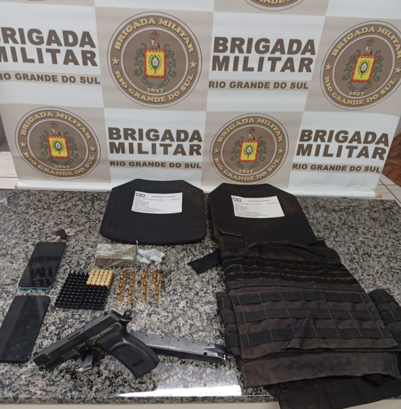 Brigada Militar apreende pistola 9mm de uso restrito e dois veículos usados por suspeitos de duplo homicídio em Santo Ângelo