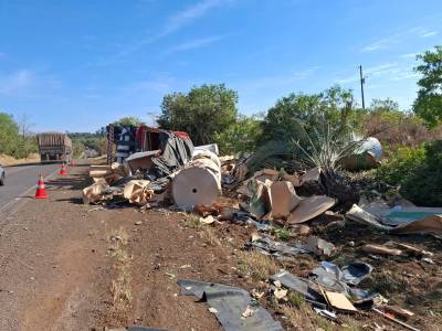 Caminhão carregado de bobinas tomba na BR-285 e fere pedestre em acostamento