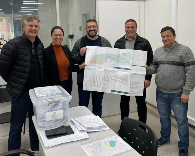 Regularização fundiária do bairro Cristal avança com entrega de documentos técnicos