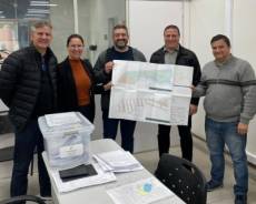 Regularização fundiária do bairro Cristal avança com entrega de documentos técnicos