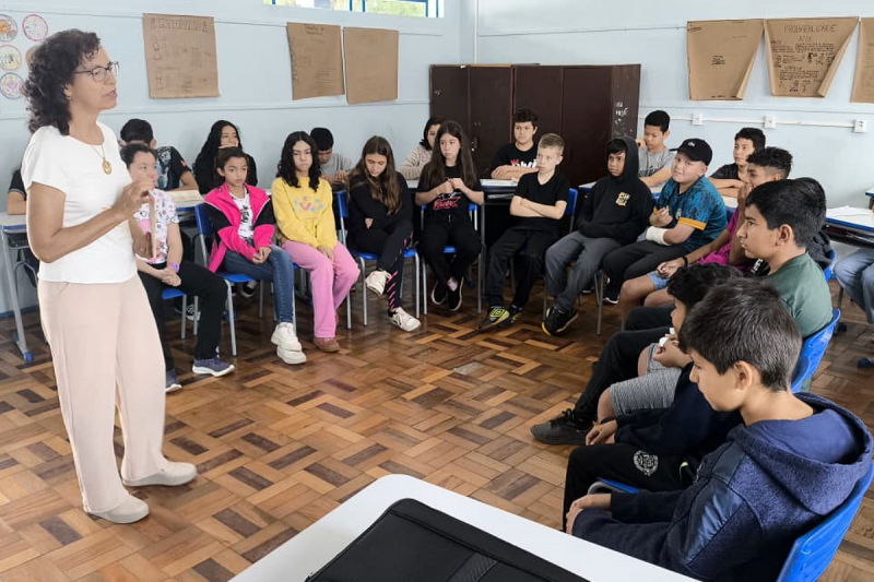 Giruá promove projeto de poesia com alunos e participação da poetisa Cecília Maicá