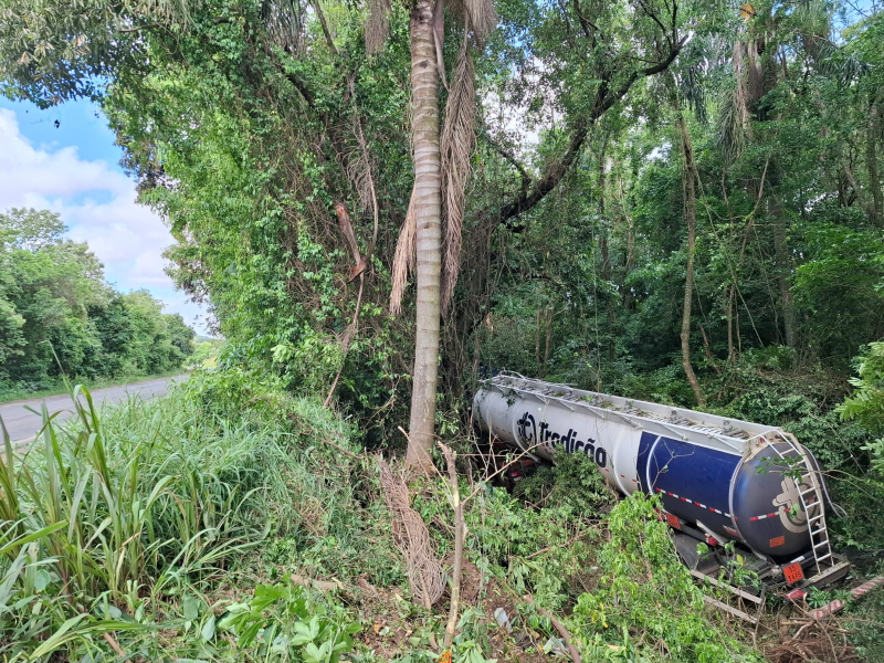 Saída de pista é registrada na BR-285 entre Panambi e Ijuí; caminhoneiro fica ferido