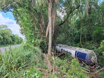 Saída de pista é registrada na BR-285 entre Panambi e Ijuí; caminhoneiro fica ferido