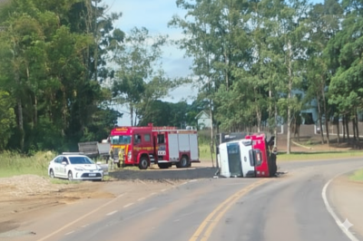 Caminhão tomba e bloqueia pista entre Cruz Alta e Ibirubá