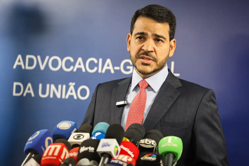 Lula indica Messias para vaga de Barroso no STF