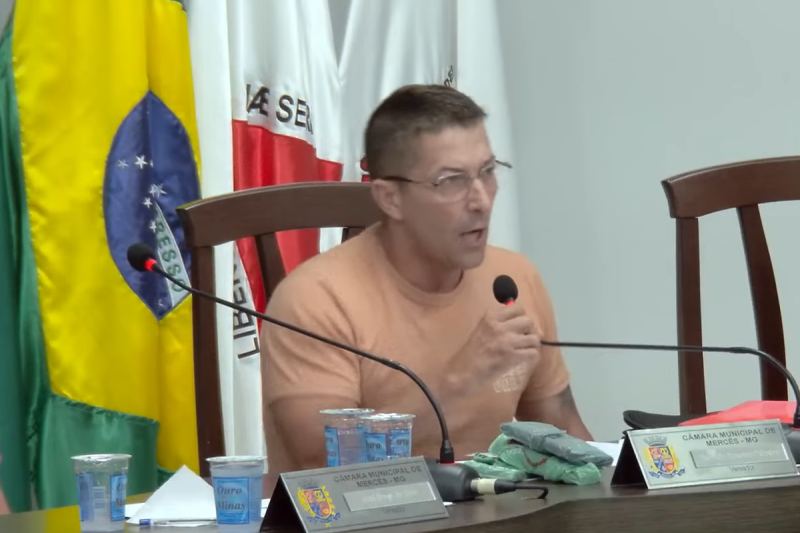 Vereador denuncia compra de votos na Câmara e mostra o dinheiro recebido