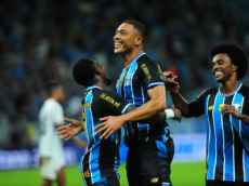 Grêmio supera o Vitória e fica a dois pontos do G-4 do Brasileirão
