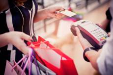 Redes sociais impulsionam consumismo e influenciam compras por impulso