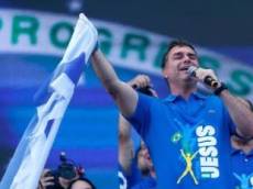 Flávio Bolsonaro pede orações pelo pai em Marcha para Jesus em SP