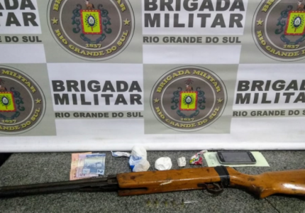 Foragido é preso com drogas e armas em Augusto Pestana
