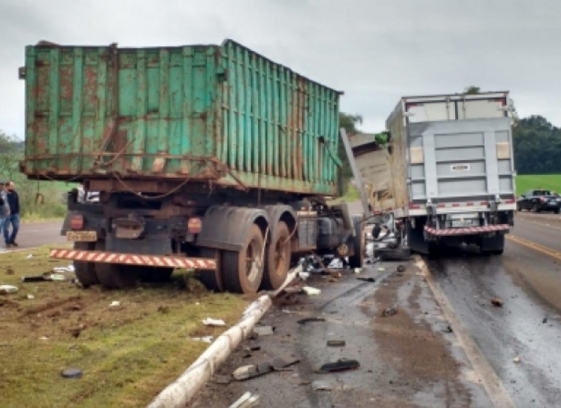 Grave acidente envolve dois caminhões em Humaitá 