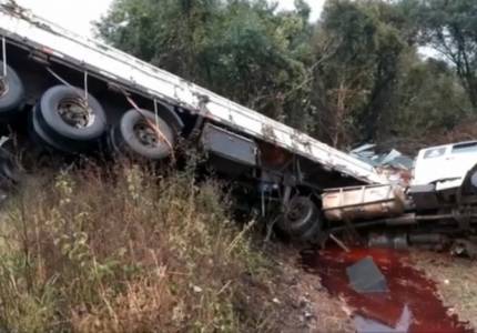Caminhão sai da pista e tomba na BR - 285