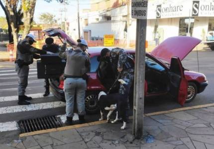 BM flagra preso domiciliar de Guarani circulando de automóvel em Santo Ângelo
