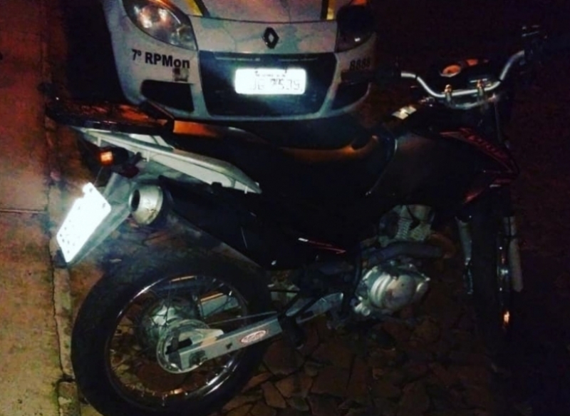 BM recupera motocicleta furtada e prende dupla em Guarani das Missões