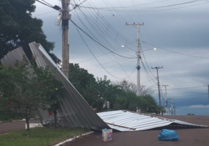 Temporal destelha garagem de veículos e assusta moradores em Bom Progresso