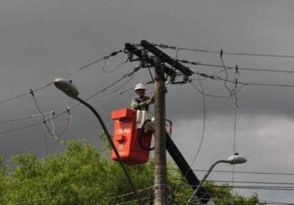 Cerca de 130 mil clientes seguem sem luz no RS após temporal