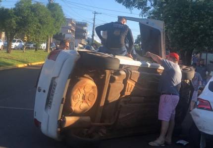 Veículo capota em acidente na avenida Getúlio Vargas em Santo Ângelo