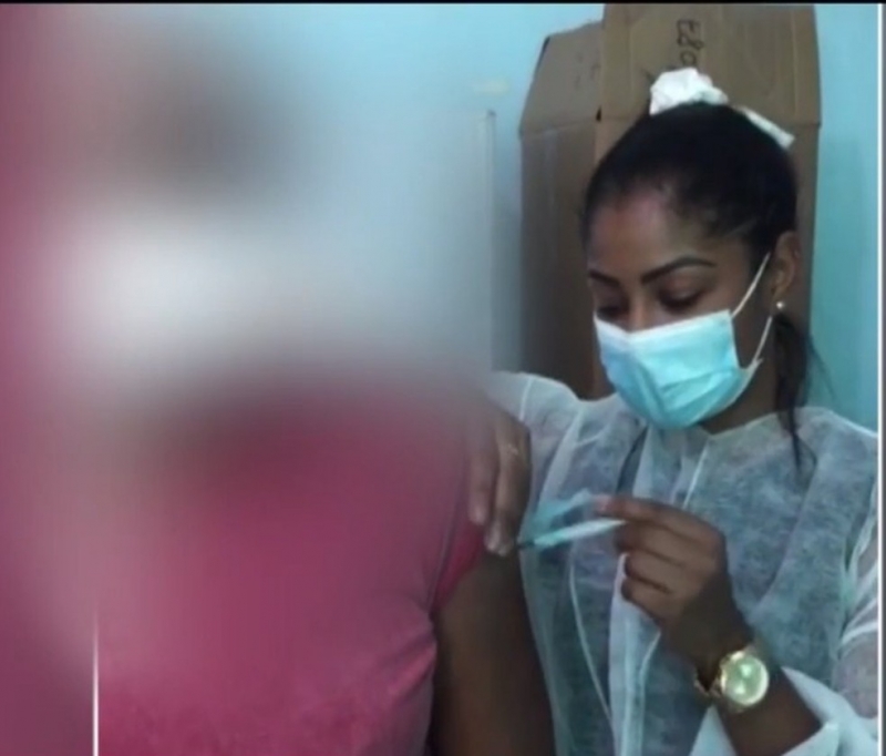 Homem se recusa ser vacinado por enfermeira voluntária negra