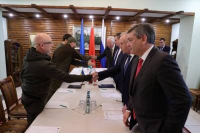 Rússia e Ucrânia concordam com corredor humanitário e 3ª rodada de negociações