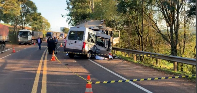 Grave acidente entre van e caminhão deixa sete mortos na BR 386 próximo a Constantina
