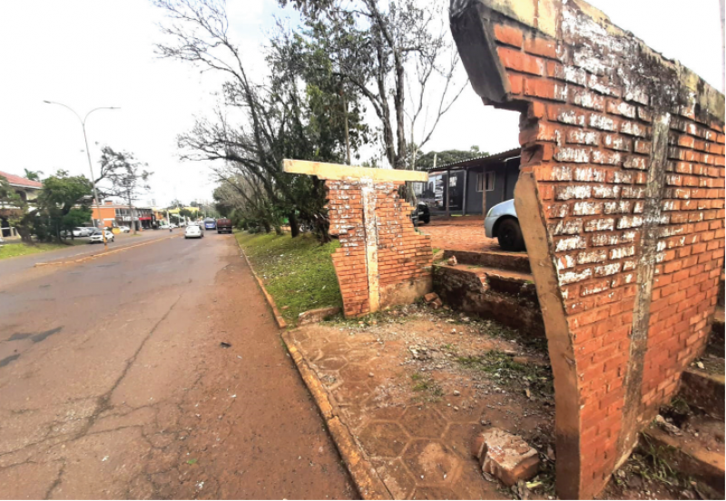 Populares relatam situação precária na infraestrutura de paradas de ônibus