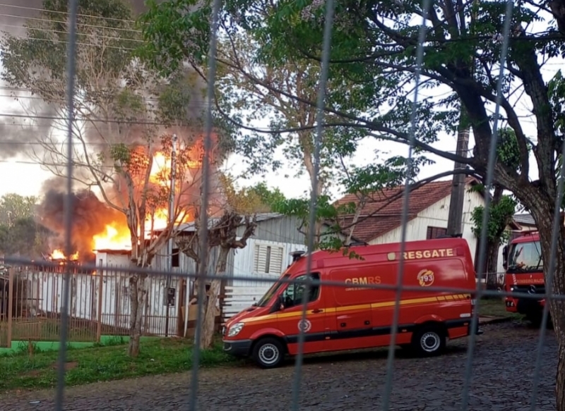 Fogo consome casa de madeira em Santo Ângelo