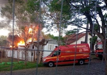 Fogo consome casa de madeira em Santo Ângelo