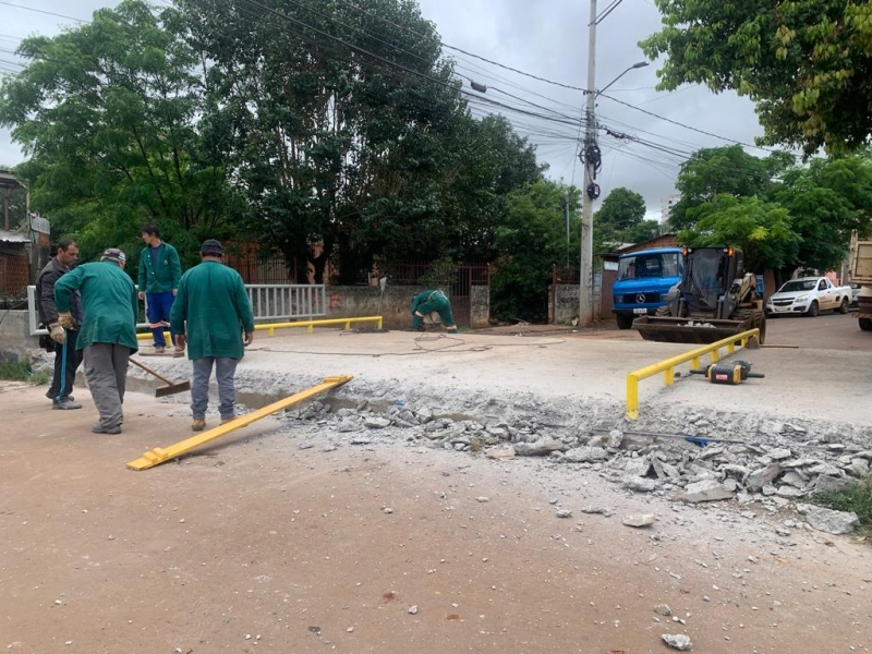 Após reclamações de moradores, ponte irregular passa por adequações no bairro Harmonia 