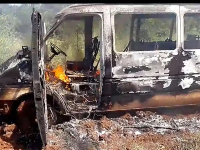 Van escolar com oito alunos é consumida pelo fogo em Jóia 