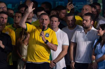 Bolsonaro se hospedou em embaixada para manter contato com autoridades, diz defesa