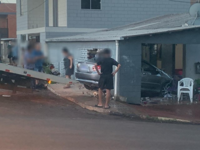 Carro invade garagem e deixa mulher e bebê feridos em Ijuí