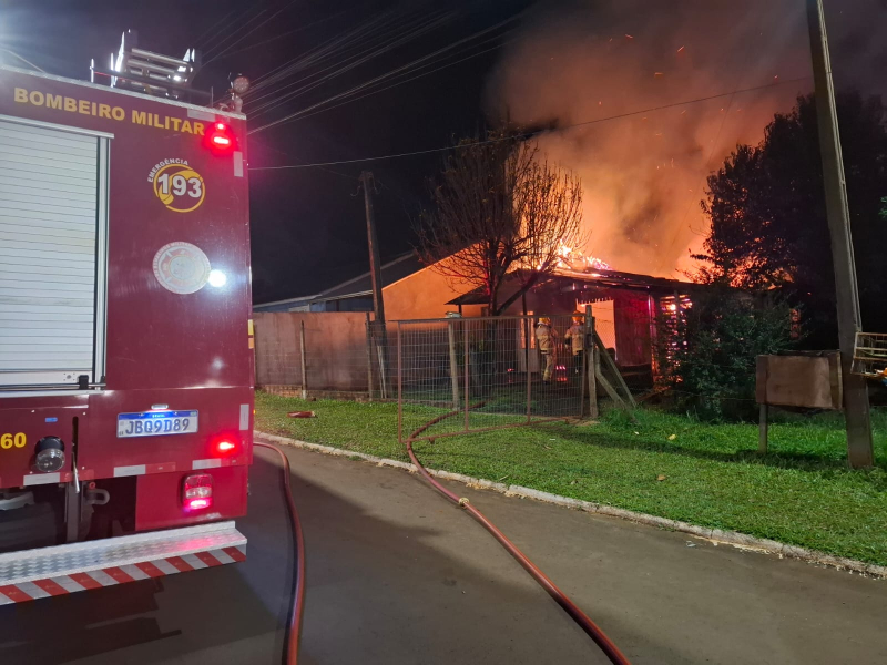 Corpo de Bombeiros de Ijuí combate incêndio em residência
