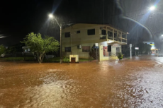 Chuva intensa provoca alagamento em ruas de Panambi