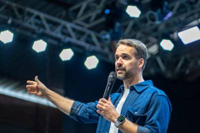 Eduardo Leite sinaliza possível candidatura à Presidência e defende política com firmeza e diálogo