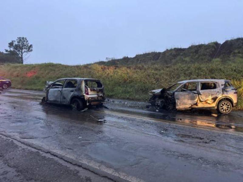 Colisão frontal com incêndio deixa um morto e dois feridos na BR-285, em Panambi