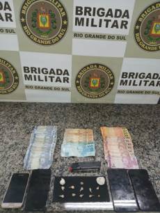 Brigada Militar prende homem com tornozeleira eletrônica por tráfico de drogas em Santo Ângelo
