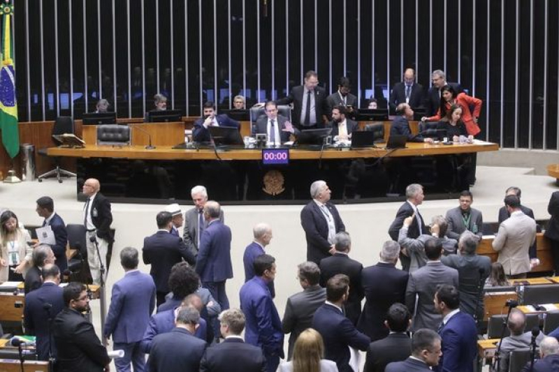 Congresso derruba decretos sobre alta do IOF e impõe derrota ao governo Lula