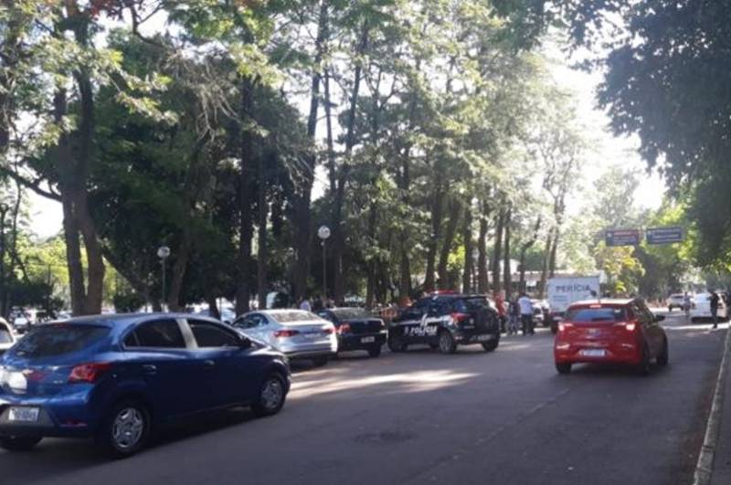 Corpo de homem é encontrado em um carro no estacionamento do hospital