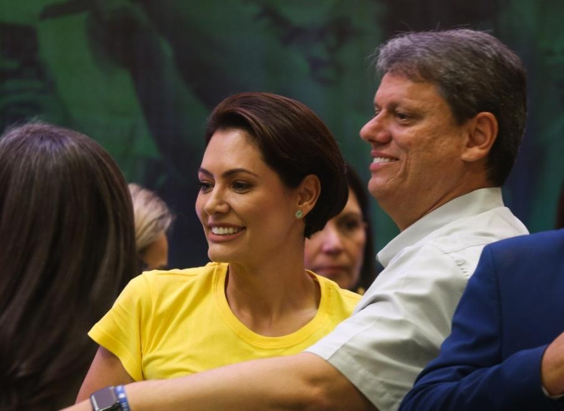 Aliados dizem que Bolsonaro deu aval a candidatura de Tarcísio, mas com Michelle de vice