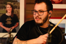 Banda 10 pede corrente de oração para o baterista Wesley Lopes, em tratamento contra câncer